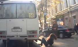 Kẹt chân ở cửa xe buýt, cô gái bị kéo lên trên đường