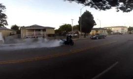 Chạy xe mô tô kiểu coi thường mạng sống