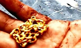 Hát quỵt còn giật dây chuyền vàng của chủ quán