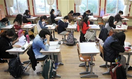 Thi đỗ đại học là biểu tượng của sự thành công của giới trẻ Hàn Quốc. Ảnh Telegraph.