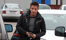 Zoran Tosic đã không thể dự trận đấu rạng sáng nay vì rắc rối hộ chiếu