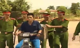 Cả thôn truy bắt kẻ trộm trong đêm