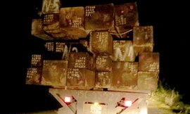 Khoảng 19h tối 29/11, người dân báo tin cho Tổng cục Đường bộ (Bộ Giao thông Vận tải) về đoàn ôtô tải 6 chiếc của một doanh nghiệp vận tải trên địa bàn Hải Phòng chở gỗ quá trọng tải phóng ào ào trên đường Nguyễn Bỉnh Khiêm, hướng từ khu vực cảng biển Hải