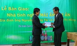 Trao mái ấm tri ân cho người nghèo tỉnh Quảng Trị. Ảnh: Ngọc Văn.