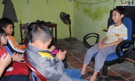 Vĩnh (phải) đang biểu diễn chèo cho các bạn cùng lớp nghe Ảnh: Duy Ngợi.