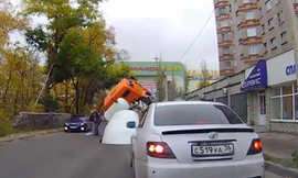 'Hố tử thần' nuốt xe trộn bê tông