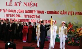 Chủ tịch Quốc hội Nguyễn Sinh Hùng trao Huân chương Độc lập hạng Ba cho Vinacomin. Ảnh: L.H.V