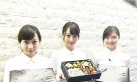 Những người mẫu, diễn viên đảm nhận công việc giao khẩu phần ăn trưa cho khách hàng của công ty Platinum Lunch. Ảnh: WSJ .