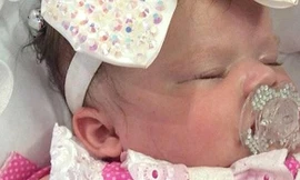 Bé gái 5 tháng tuổi đeo đồng hồ 3.000 USD