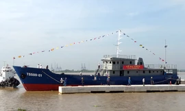 Tàu trinh sát 500 CV vừa được hạ thủy sáng nay. Ảnh: Văn Dưỡng.