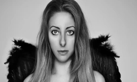 Cô gái xinh đẹp có tài vẽ tranh 3D trên... môi