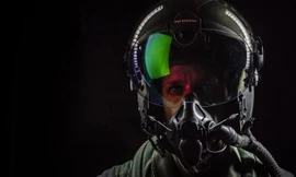 Mũ bay Strike II của công ty BAE System so với mũ Strike I dùng cho máy bay chiến đấu Typhoon và Gripen thì có nhiều ưu điểm hơn. Ví dụ như nó có thể dễ dàng tích hợp trên nhiều nền tảng máy bay chiến đấu khác nhau.