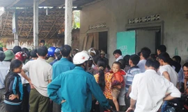 Hai con nhỏ khóc ngất bên thi thể mẹ treo cổ tự tử