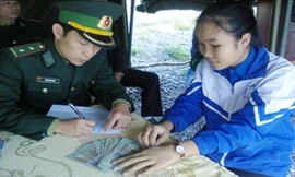 Em Lê Thị Phương Ly đang bàn giao số tiền 18 triệu đồng cho Đồn Biên phòng Roòn.