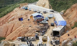 [ẢNH] Chạy đua với thời gian cứu nạn nhân sập hầm