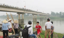 Tìm thấy thi thể hai mẹ con ôm nhau nhảy cầu tự vẫn