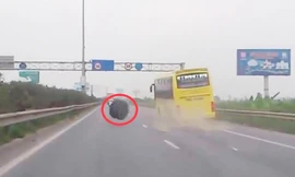 Bánh sau xe bị rơi khi đang chạy tốc độ cao khiến chiếc xe loạng choạng tấp vào lề đường. Ảnh: Cắt từ video.