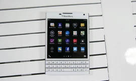 Mở hộp BlackBerry Passport màu trắng tại Việt Nam