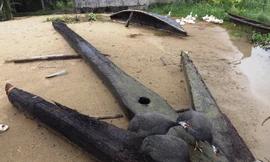 Mỏ neo có kích cỡ dài hơn cả con thuyền nhỏ của dân địa phương. Ảnh: Ngọc Văn