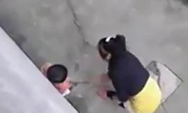 Phẫn nộ với cảnh người mẹ 'dạy' con tàn nhẫn