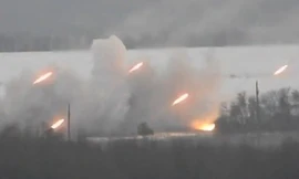 Hình ảnh cắt từ clip, các xe pháo Grad đang bắn ồ ạt về phía quân đội Ukraine.