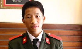 Vừ Mí Kỵ chững chạc trong màu áo an ninh. Ảnh: Hoàng Phương.