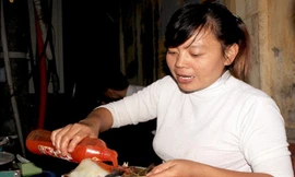 Suất bánh giò xúc xích cay giá 25.000 đồng. Ảnh: Thu Hường.