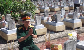 Dâng hương, hoa tại nghĩa trang Trường Sơn