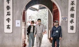 Đền Ngọc Sơn, phủ Tây Hồ mở cửa đón khách sau chuỗi ngày nghỉ dịch