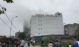 Lực lượng PCCC đang căng sức để dập lửa của toà nhà bằng hai mặt trước và sau.