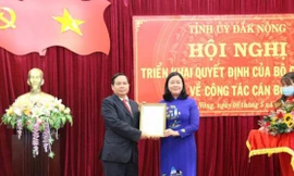 Đồng chí Bùi Thị Minh Hoài, Bí thư Trung ương Đảng, Trưởng Ban Dân vận Trung ương trao quyết định của Bộ Chính trị cho đồng chí Điểu Kré