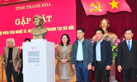 Tặng tượng Mẹ Tơm cho huyện Hậu Lộc