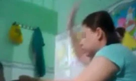 Đình chỉ cơ sở có bảo mẫu tát trẻ ngã sấp mặt trong bữa ăn