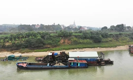 Vụ đua nhau hút cát trên sông Lô: Tạm dừng hoạt động khai thác của một doanh nghiệp 
