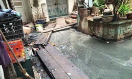 Số nhà 146 Quán Thánh nhiều năm bị ngập trong nước thải trước khi được "giải cứu" ngày 14/10
