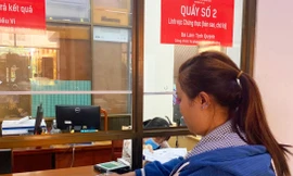 Người dân làm thủ tục hành chính tại UBND phường An Lạc, quận Bình Tân, TPHCM Ảnh: H.H 