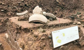 Khuôn giếng cổ được phát hiện nằm ở độ sâu khoảng gần 4m dưới hố khai quật của khu vực điện Kính Thiên.