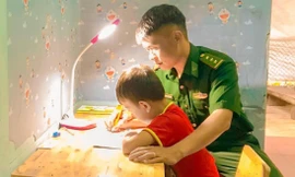 Chiến sỹ biên phòng hướng dẫn em Y Phú học bài 