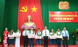 Ông Trần Văn Rón - Bí thư Tỉnh ủy tỉnh Vĩnh Long và ông Lê Vinh - Phó TGĐ AIC Group trao học bổng cho các học sinh .