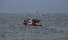 Lực lượng chức năng triển khai tìm kiếm các nạn nhân mất tích.