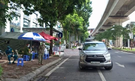 Sau giờ cao điểm, tại một số chốt người dân có thể đi lại 'vô tư' mà không bị kiểm tra. 