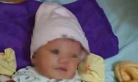 Cháu bé bị bỏ rơi khoảng 5 ngày tuổi.