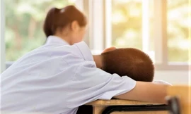 Thí sinh mệt mỏi, ngủ gục trong phòng thi là chuyện không hiếm xảy ra trong các kỳ thi quan trọng 