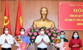 Trao quyết định và tặng hoa chúc mừng ông Nguyễn Tâm Hùng và ông Mai Văn Linh giữ chức Ủy viên Ban Chấp hành Đảng bộ tỉnh Bà Rịa-Vũng Tàu. Ảnh: Báo Bà Rịa-Vũng Tàu.