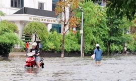 Đường Ngô Văn Cảnh (thành phố Bắc Giang) cũng chìm trong biển nước. Ảnh: Nguyễn Thắng