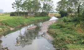 Kênh dài 10km bốc mùi hôi thối ở Hà Nội