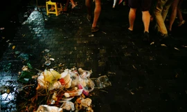 Quanh Hồ Gươm ngập rác sau 3 ngày thí điểm phố đi bộ