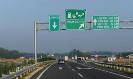 Thủ tướng trao đổi với lãnh đạo Bộ GTVT (ảnh Nhật Minh)