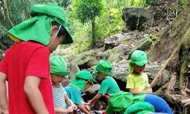 Học sinh trong một chương trình trải nghiệm thực tế