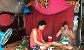 Gia đình bà Võ Thị Nhàn (bìa trái) với hơn chục người đang sống chật vật, thiếu thốn từng ngày